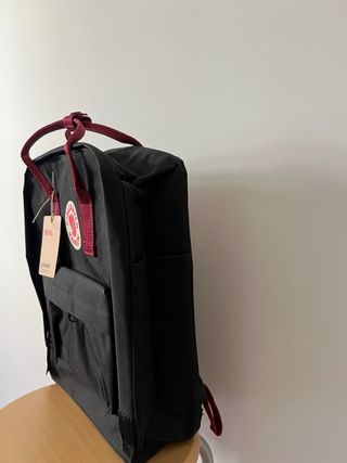 Mochila Kanken Negra y Roja 16L
