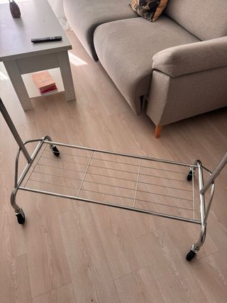 Burro perchero metálico con ruedas