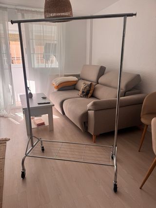 Burro perchero metálico con ruedas