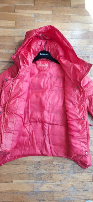 Cazadora roja con capucha