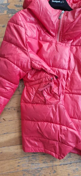 Cazadora roja con capucha