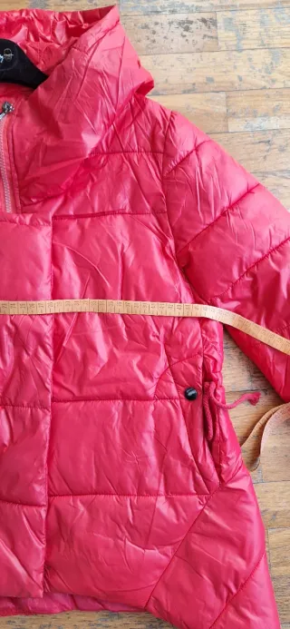 Cazadora roja con capucha