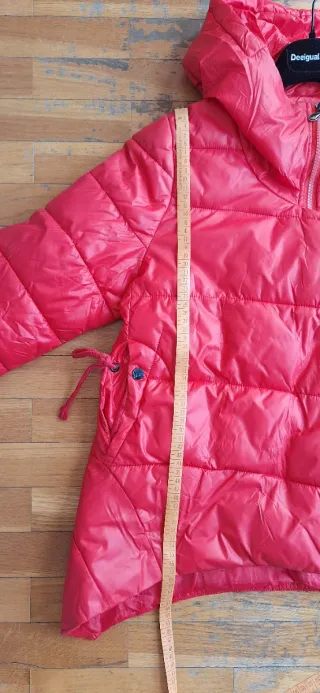 Cazadora roja con capucha