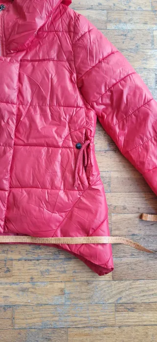 Cazadora roja con capucha