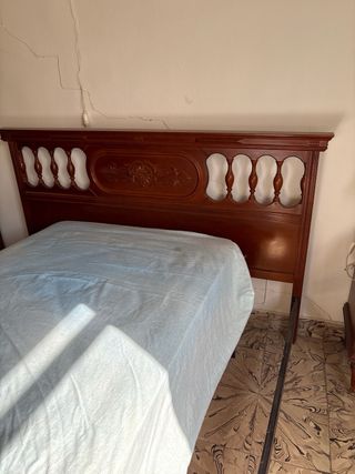 Estructura de camade madera, es de matrimonio