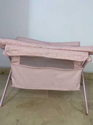 Cambiador de bebé de juguete rosa