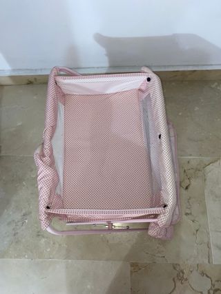 Cambiador de bebé de juguete rosa