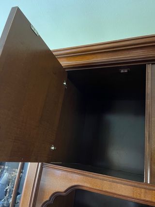 Mueble de salón de madera y cristal