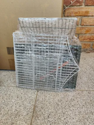 Jaula blanca para pájaros