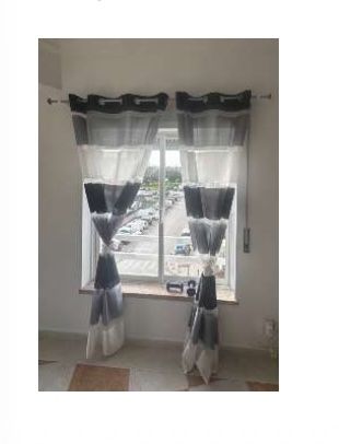 Cortinas de janela cinza e branco