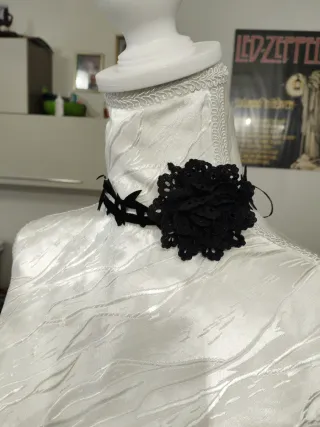 Collana gotica in pizzo nero cola rosa decorativa