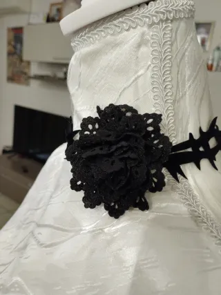 Collana gotica in pizzo nero cola rosa decorativa