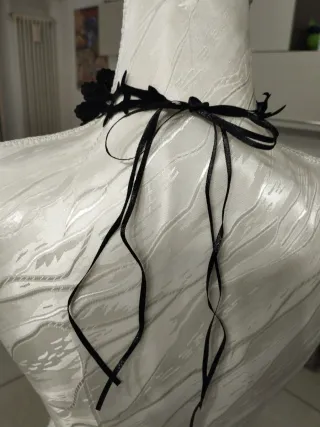 Collana gotica in pizzo nero cola rosa decorativa