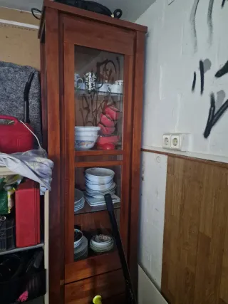 Mueble de madera con cristal