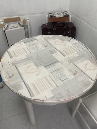 Mesa extensible redonda blanca con dos sillas