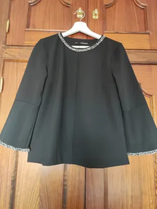 Blusa negra con adornos