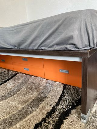 Cama con cajones de madera