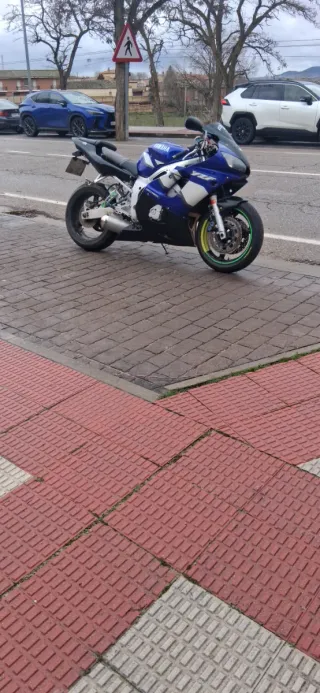 Yamaha R6 2000 Azul y negra