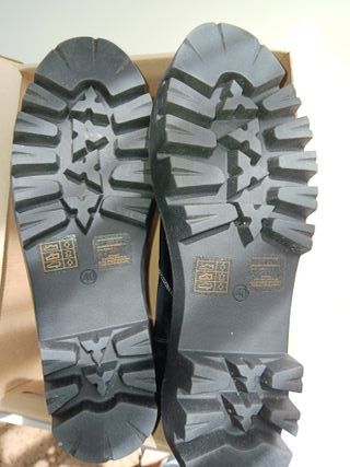 Botines charol elástico negros