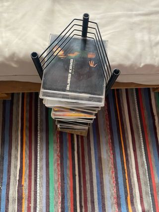 Torre para CDs con base de piedra