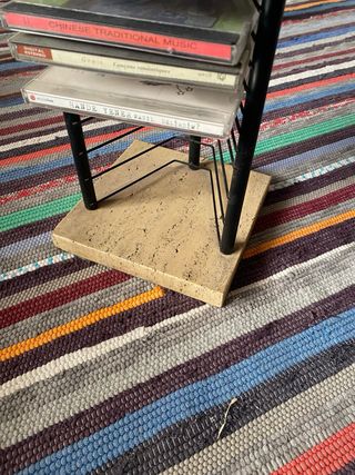 Torre para CDs con base de piedra