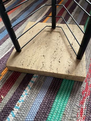 Torre para CDs con base de piedra