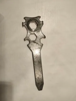 Llave multiusos para bicicleta