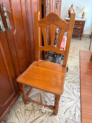 Silla de madera tallada