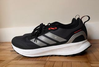 Zapatillas Adidas Marcha Negras y Plateadas