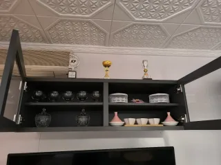 Estantería de salón gris y blanca