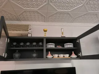 Estantería de salón gris y blanca