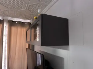 Estantería de salón gris y blanca