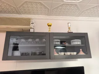 Estantería de salón gris y blanca