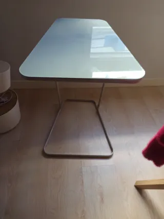 Mesa auxiliar cristal y madera varias alturas.