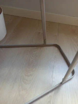 Mesa auxiliar cristal y madera varias alturas.