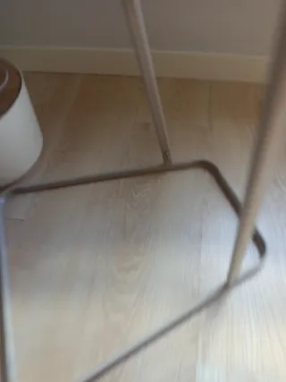 Mesa auxiliar cristal y madera varias alturas.