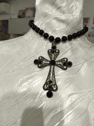 Collana con pendente a croce gotica