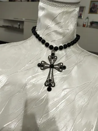 Collana con pendente a croce gotica