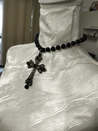 Collana con pendente a croce gotica