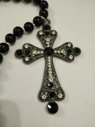 Collana con pendente a croce gotica