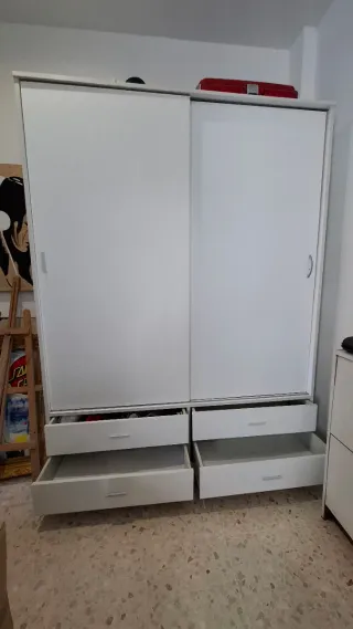 Armario blanco grande con cajones