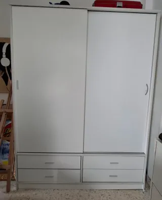 Armario blanco grande con cajones