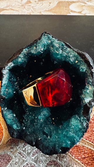 Anillo Dorado con Piedra Roja T18