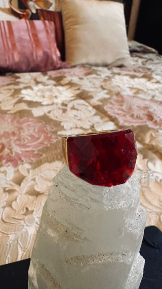 Anillo Dorado con Piedra Roja T18