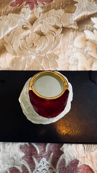 Anillo Dorado con Piedra Roja T18