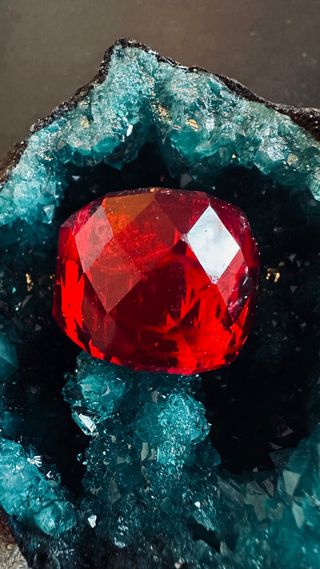 Anillo Dorado con Piedra Roja T18