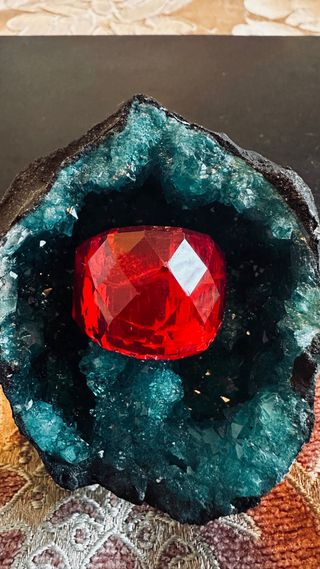 Anillo Dorado con Piedra Roja T18