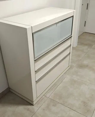 Aparador moderno blanco y plateado