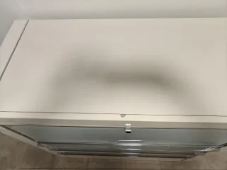 Aparador moderno blanco y plateado