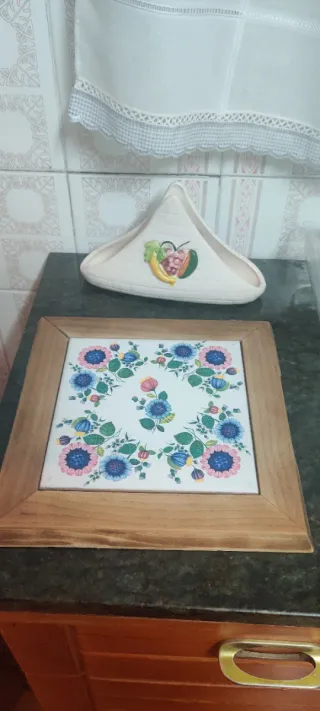 Especieros, bandejitas y reloj